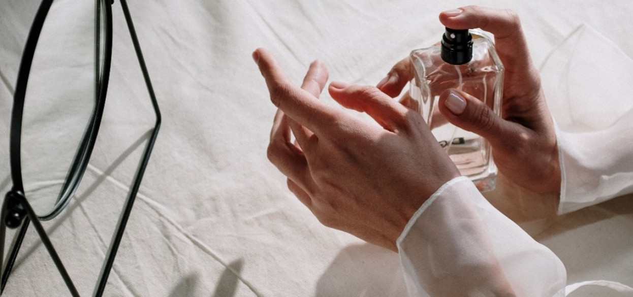 MENGAPA WANGI PARFUM BERUBAH DARI WAKTU KE WAKTU? MENGENAL TOP NOTES, MIDDLE NOTES, DAN BASE NOTES